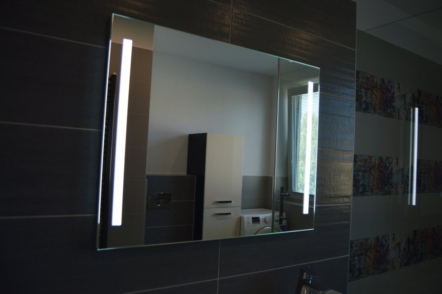 Zrcadlo na desce Intedoor Line je s IR senzorem na spodní straně a topnou fólií proti zamlžování _rekonstrukce bytu 3+kk | Koupelny-svitavy.cz
