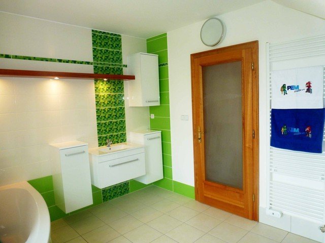 Rekonstrukce koupelny - zelená koupelna se zajimavě řešeným osvětlením | Litomyšl