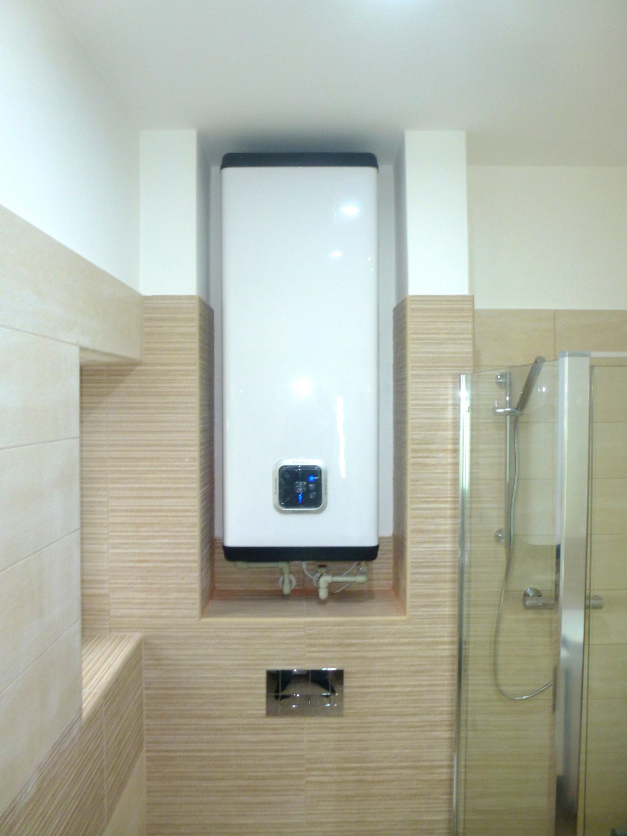 Zásobníkový ohřívač vody Ariston Velis INOX má kromě jiných např. funkci velmi rychlého ohřevu vody pro první sprchu | Koupelny-svitavy.cz