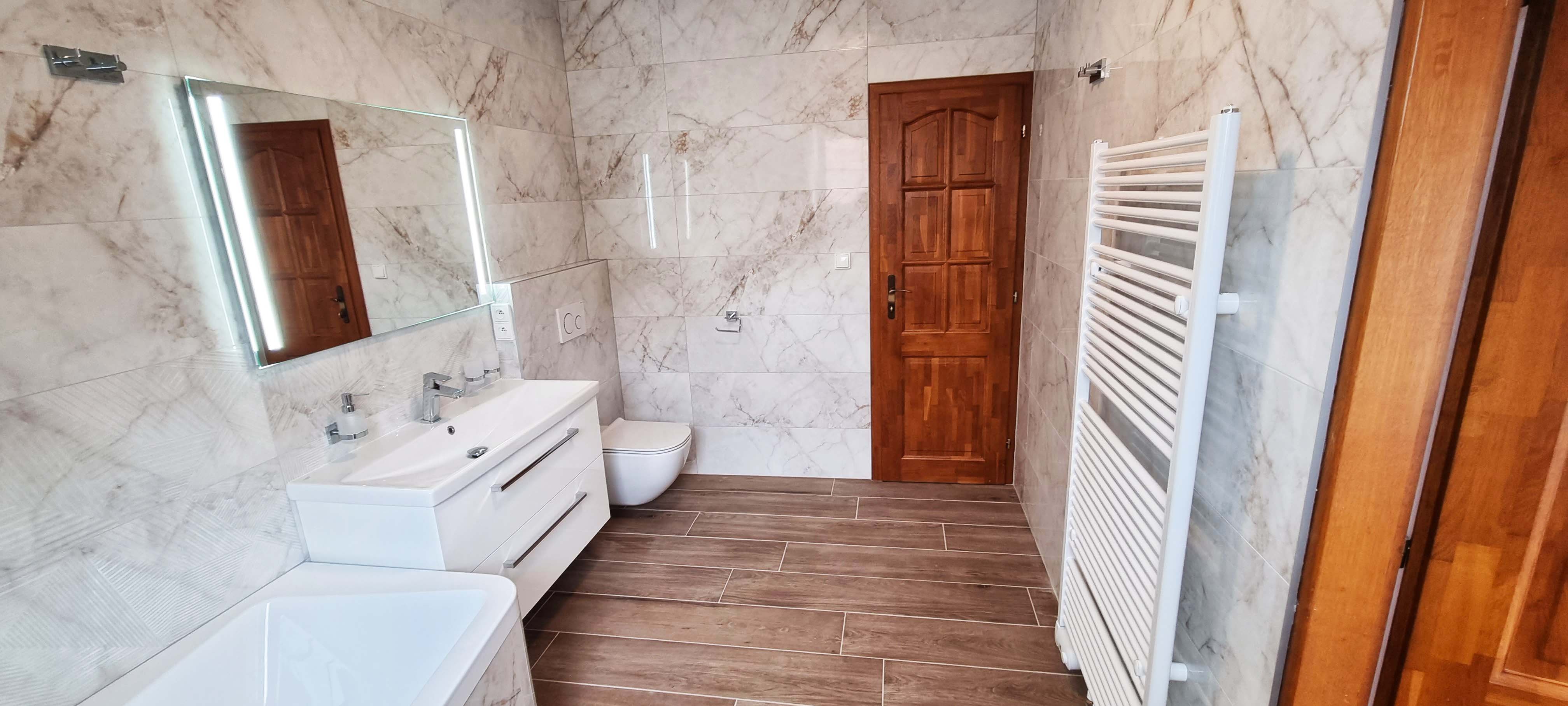 Rekontsrukce koupelny v RD - mramorové obklady Los Kachlos Cuarzo Reno | Koupelny-svitavy.cz