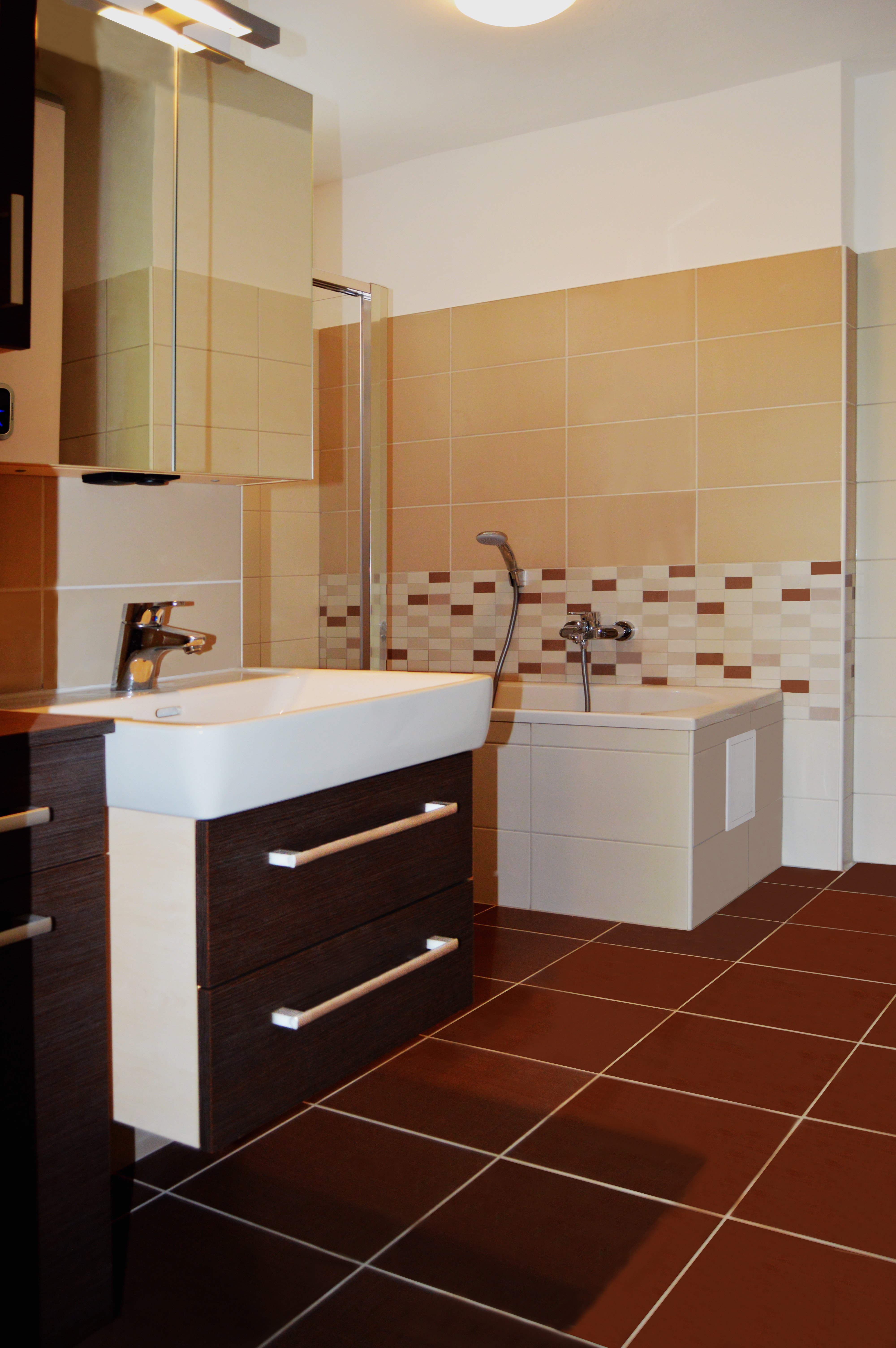 Rekonstrukce koupelny v rodinném domě - obklady Los Kachlos Cromatic - dlažba Basic 33x33 Cafe, obklad Blanco, Beige 25x40 a mozaika Mosaico 25x40 Blanco | Koupelny-svitavy.cz