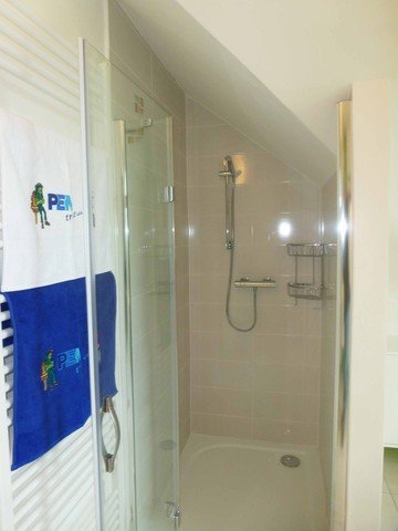 Rekonstrukce koupelny - sprchový kout v nice s termostatickou baterií, která je vždy komfortně připravena na stejnou teplotu | Litomyšl