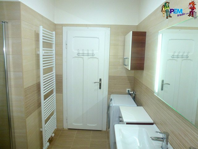 Neoddělitelnou součástí dnešní koupelny je koupelnový žebřík, který svým designem umožňuje pohodlné sušení ručníků.