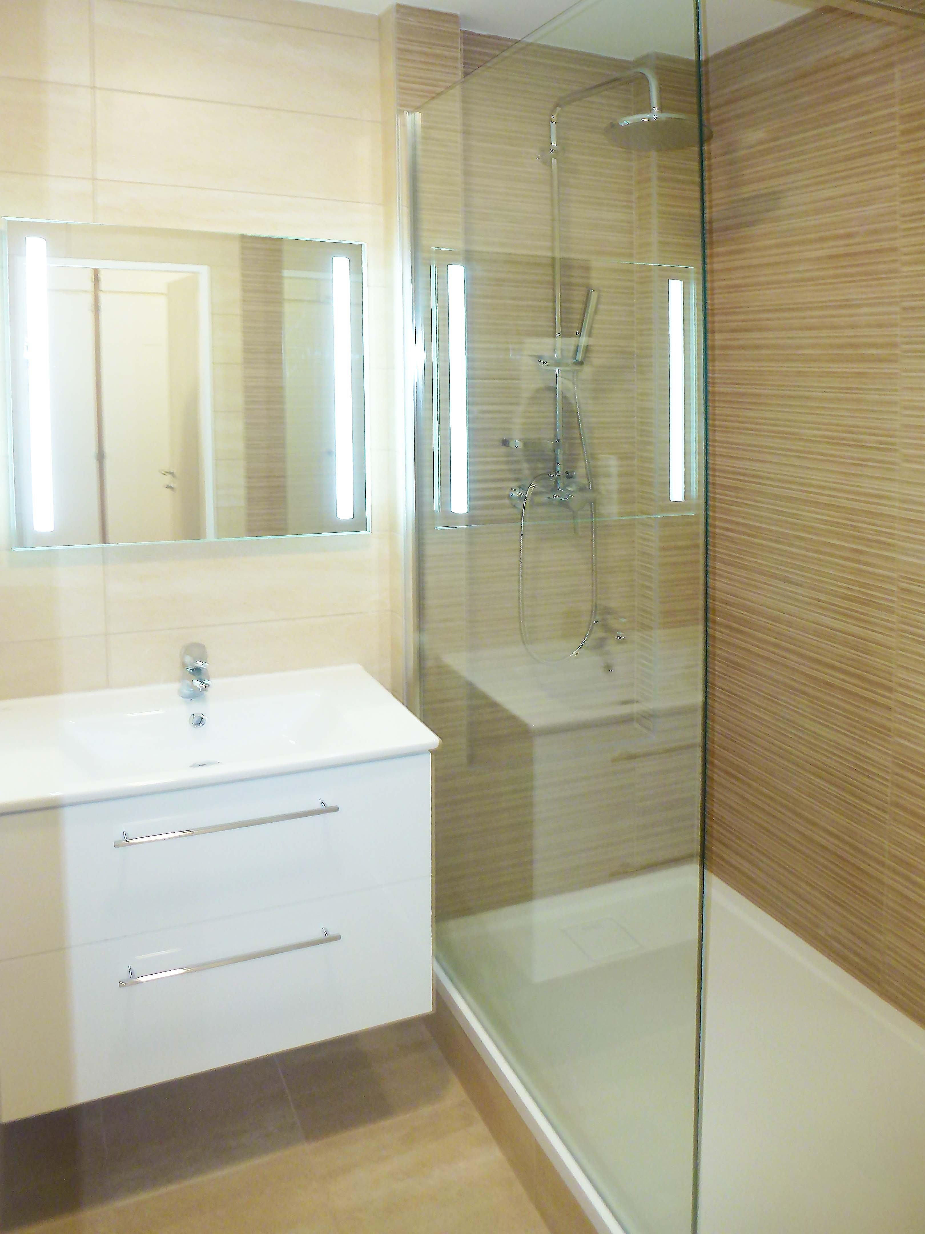Rekonstrukce koupelny v paneláku - sprchový kout Gelco Walk In | Koupelny-svitavy.cz