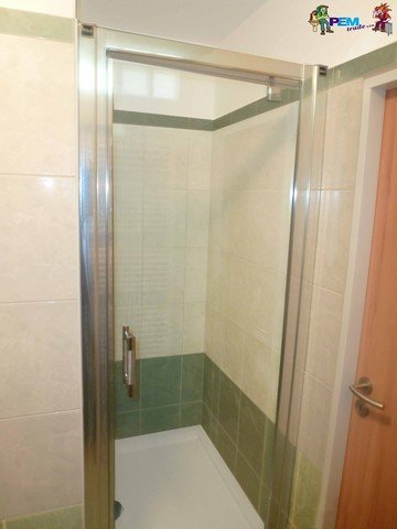 Zelená koupelna - sprchový kout v nice
