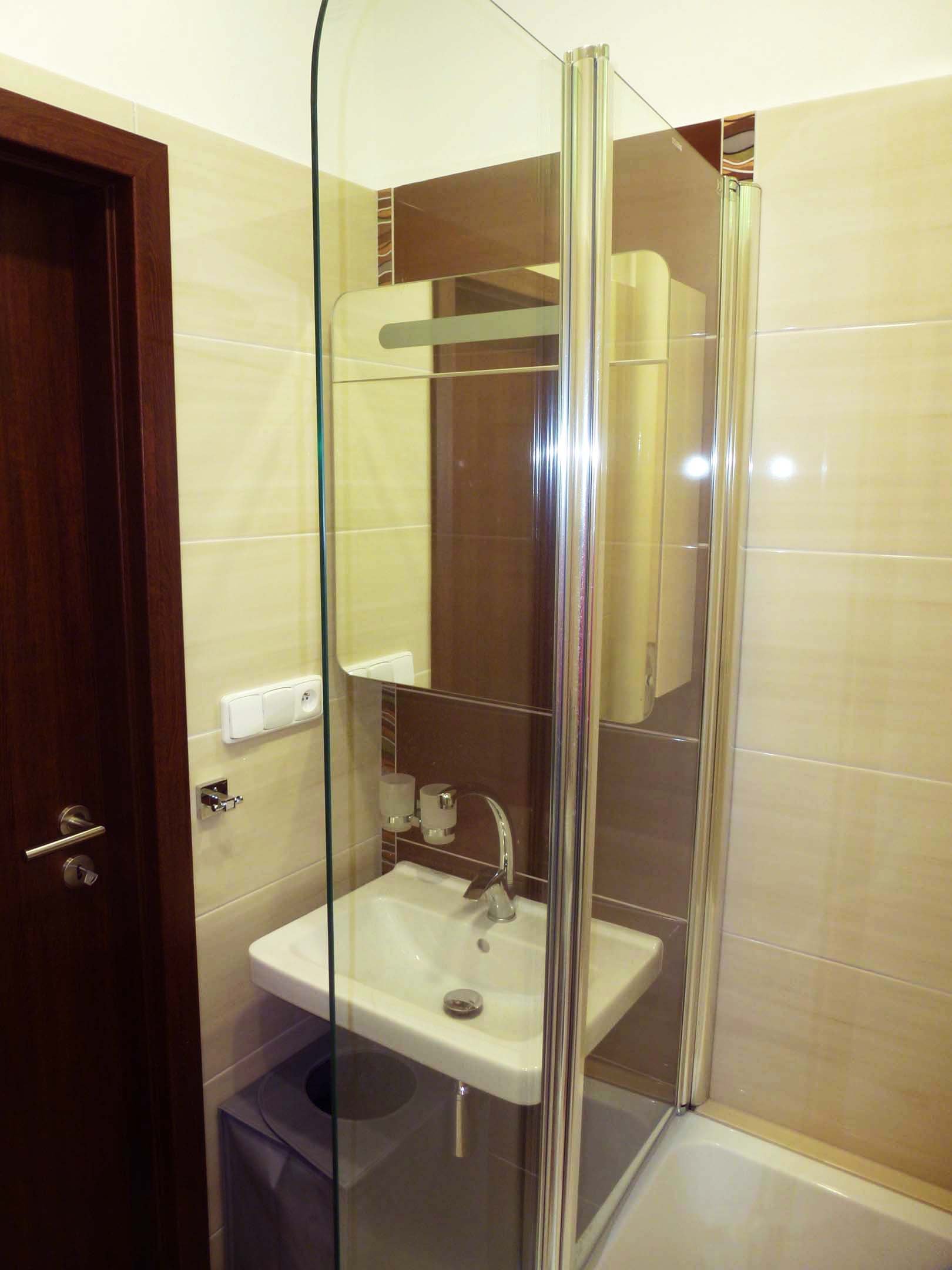 Rekonstrukce koupelny | Plně sklopená vanová zástěna v délce 900 mm má jednu delší (500mm) a jednu kratší část (400mm), výška je 1400 mm | Koupelny-svitavy.cz