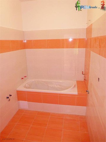 Oranžová koupelna - zazděná vana, nachystané přípojky