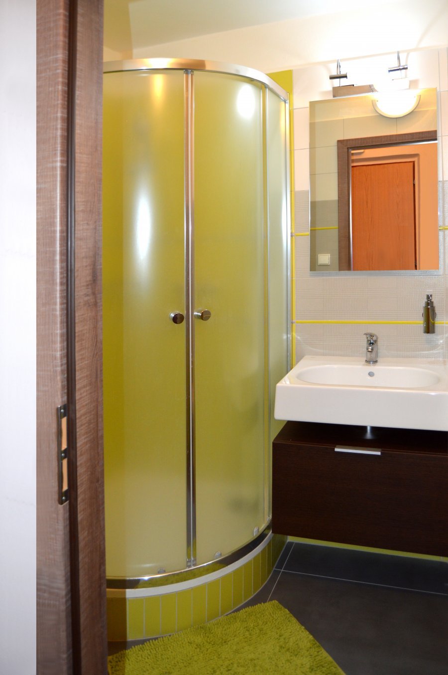 Barevnou kombinací zelené, šedé a hnědé vytvoříte svěží, moderní a zároveň útulný prostor | Rekonstrukce koupelny Hradec Králové