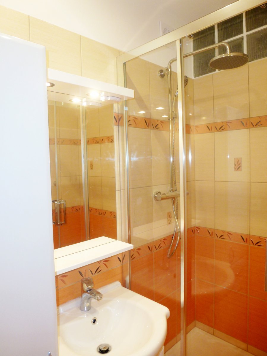 Malá koupelna 2,88 m2 v oranžové barvě | Koupelny-svitavy.cz
