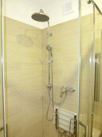 Čtvrtkruhový sprchový kout SanSwiss TopLine s vybavením od Ravaku | Koupelny-svitavy.cz