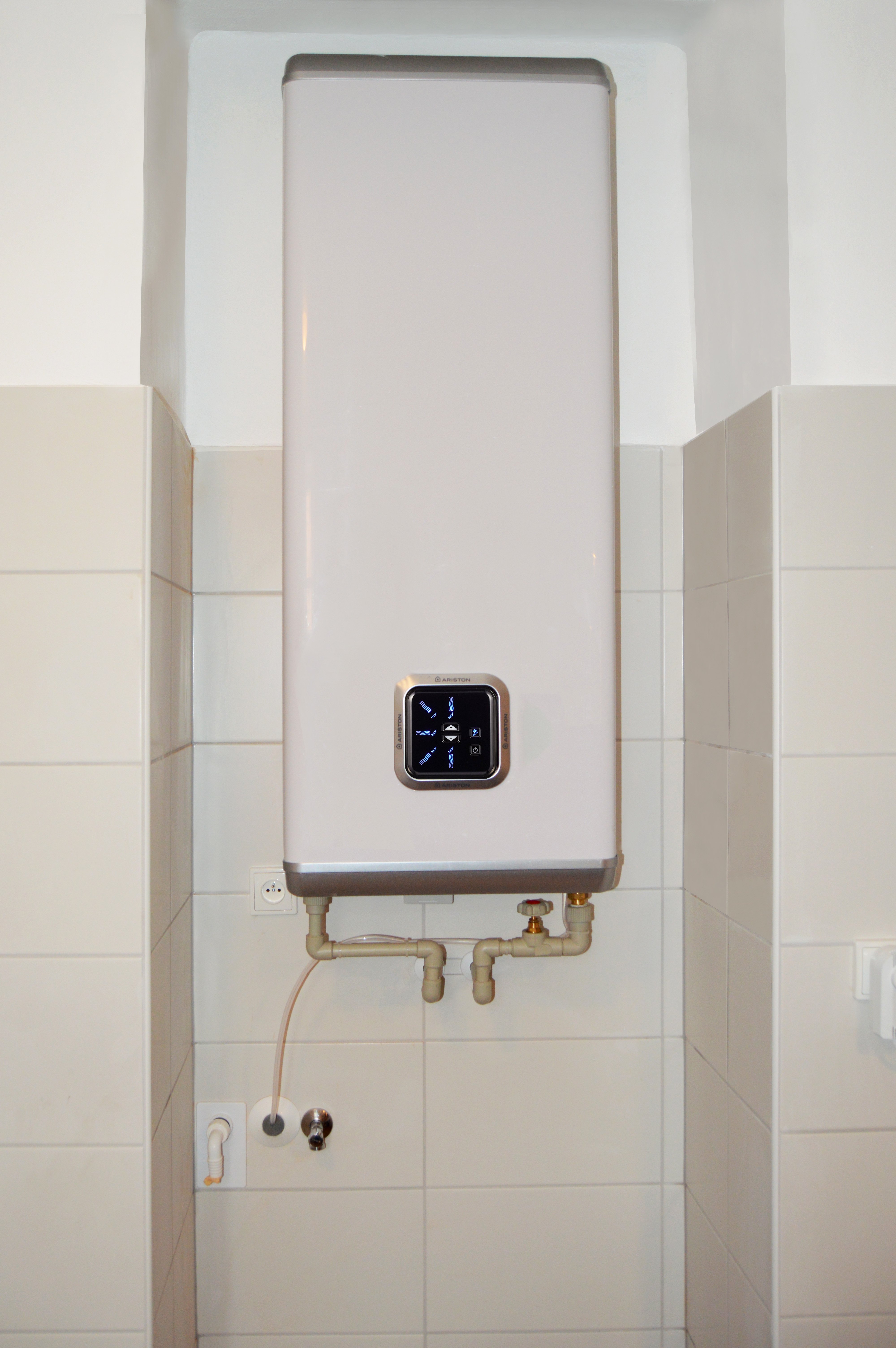Rekonstrukce koupelny - Zásobníkový elektrický ohřívač vody Ariston Velis VLS 100 je možné instalovat ve svislé i vodorovné pozici a má ECO funkci pro úsporu energie