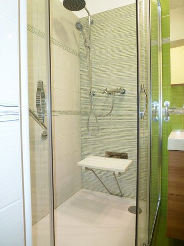 Zelená koupelna | Závěsná koupelnová skříňka Intedoor New York se zrcadlovou skříňkou a baterií Steno Sevila | Koupelny-svitavy.cz