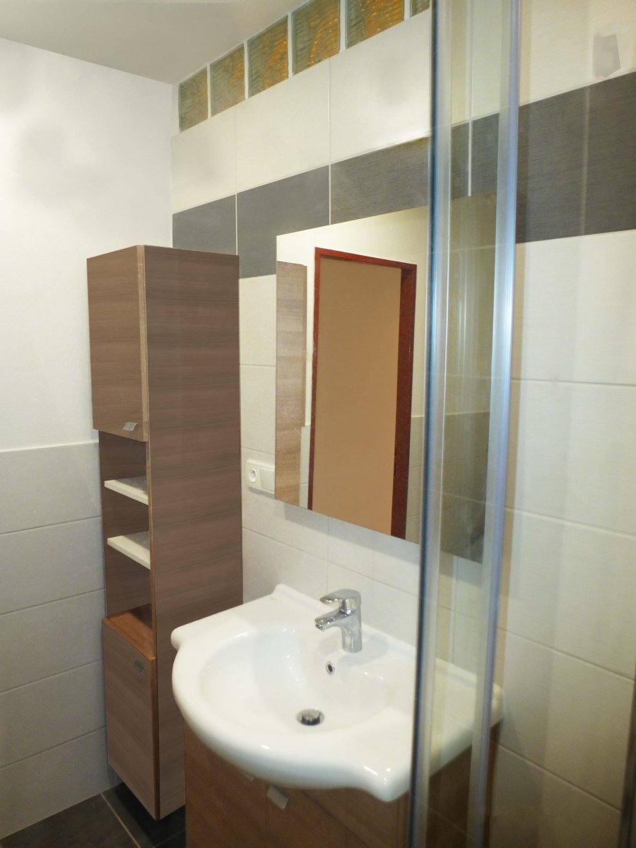 Rekonstrukce panelákové koupelny | Koupelnová vysoká skříňka Intedoor Zarja | Koupelny-svitavy.cz