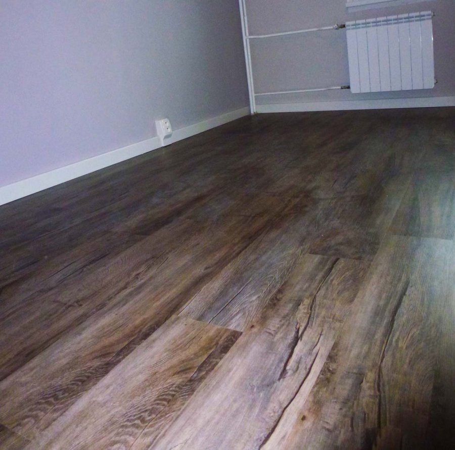 Rekonstrukce pokoje 2 - detail podlahy v dekoru dřeva | Koupelny-svitavy.cz