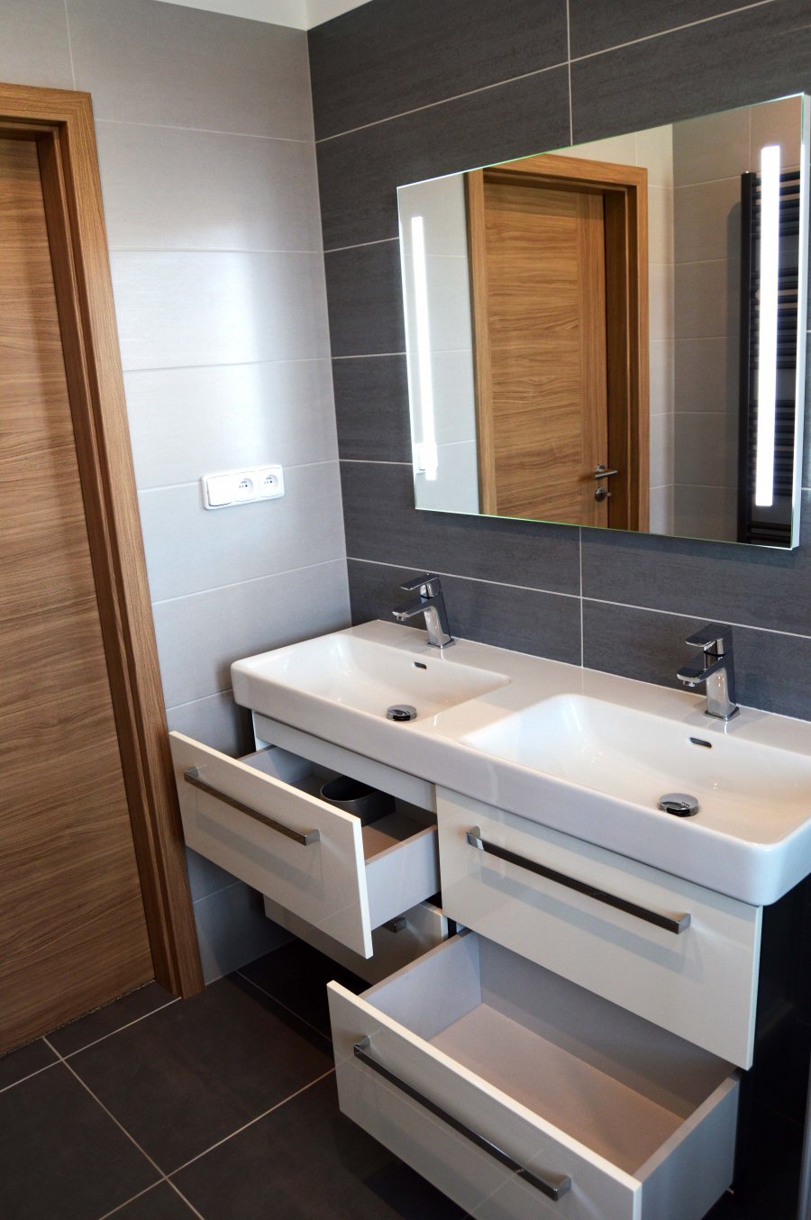 Rekonstrukce koupelny | Koupelnový nábytek je v barvě dle vzorníku RAL Antrazit č.7016 a čelní plochy jsou bílé ve vysokém lesku | Koupelny-svitavy.cz