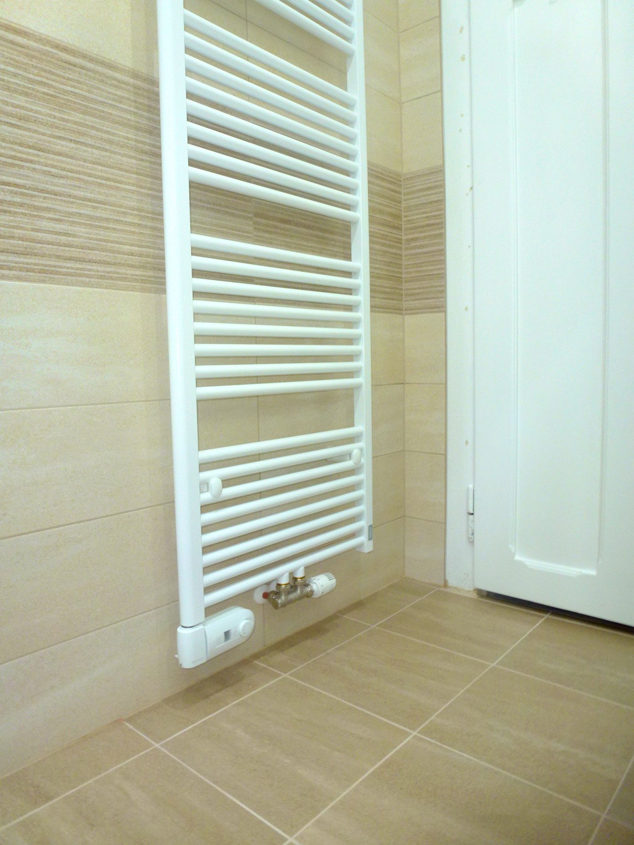 Koupelnový žebřík Korado Koralux Comfort s topným tělesem ELVL pro tepelný komfort s jednoduchým programem sušení, který vám zjednoduší život | Koupelny-svitavy.cz