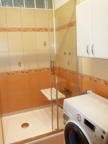Malá koupelna | Sprchový kout SanSwiss přes celou šířku koupelny zajišťuje pohodlí | Koupelny-svitavy.cz