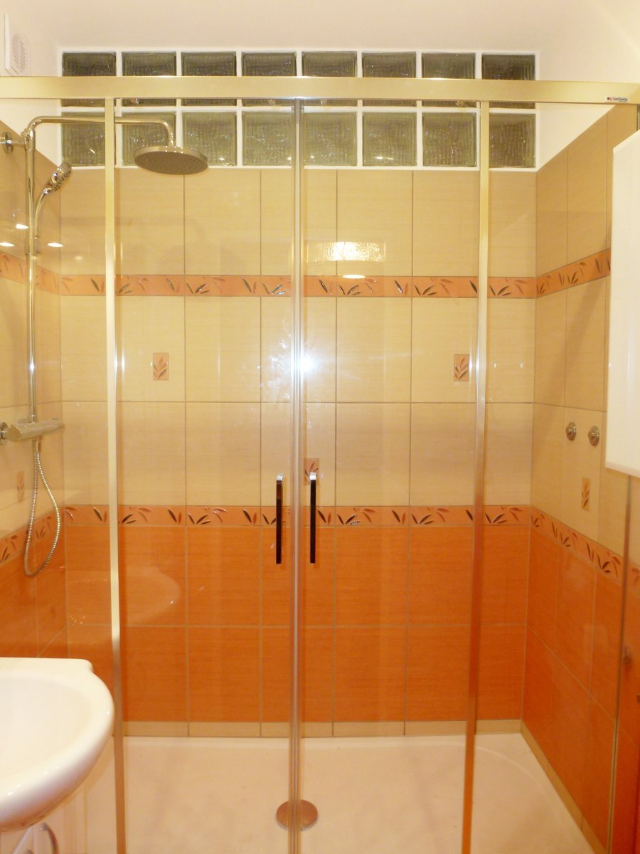 Malá koupelna | Velký sprchový kout SanSwiss - vanička Marblemate 800x1600, sprchové dveře TopLine TOPS4 1600 | Koupelny-svitavy.cz