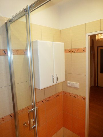 Malá koupelna | Úložná horní skříňka Intedoor | Koupelny-svitavy.cz