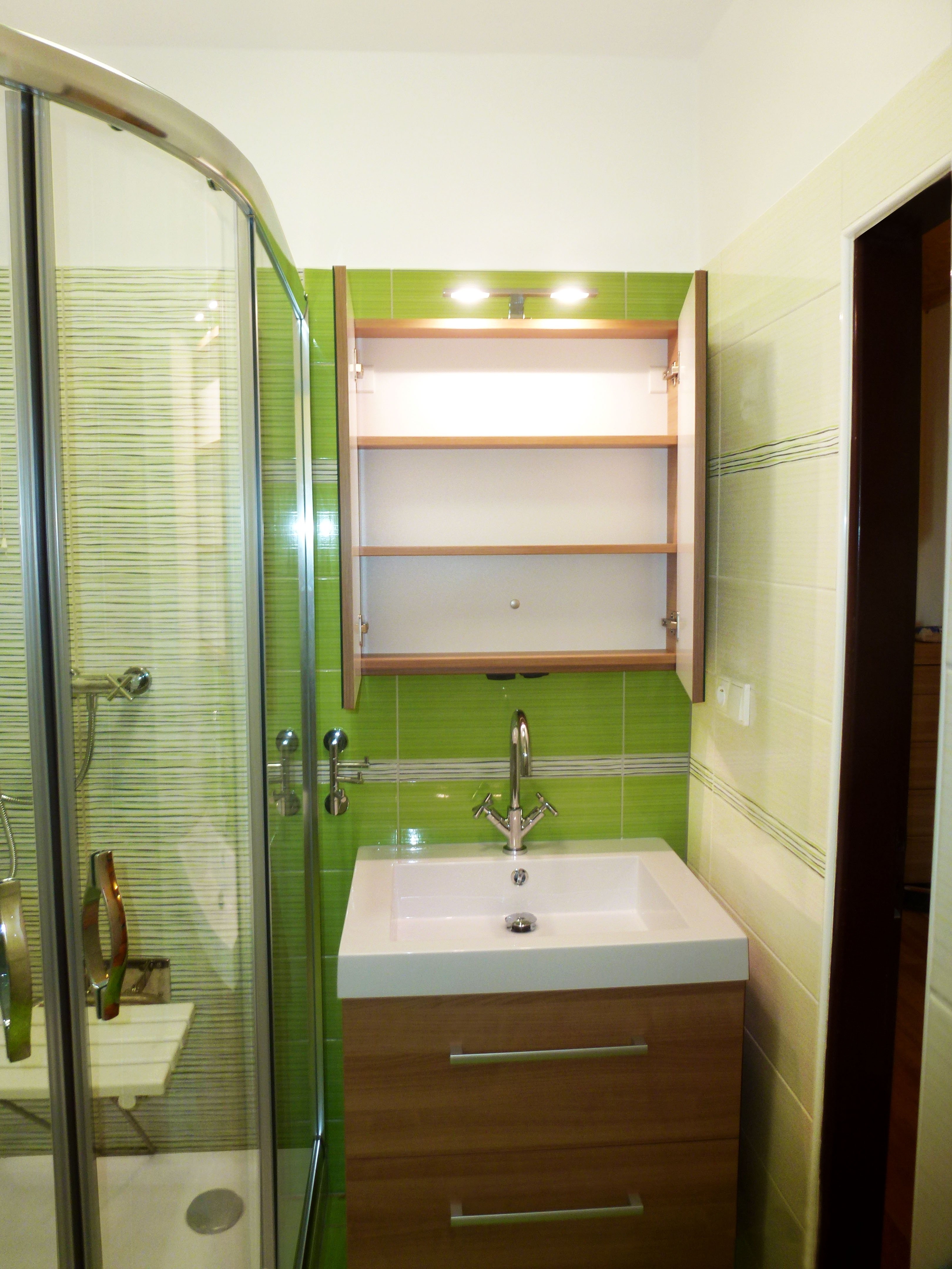 Zelená koupelna | Skříňka je vybavena zásuvkou a vypínačem Berker s krytím IP 44 | Koupelny-svitavy.cz