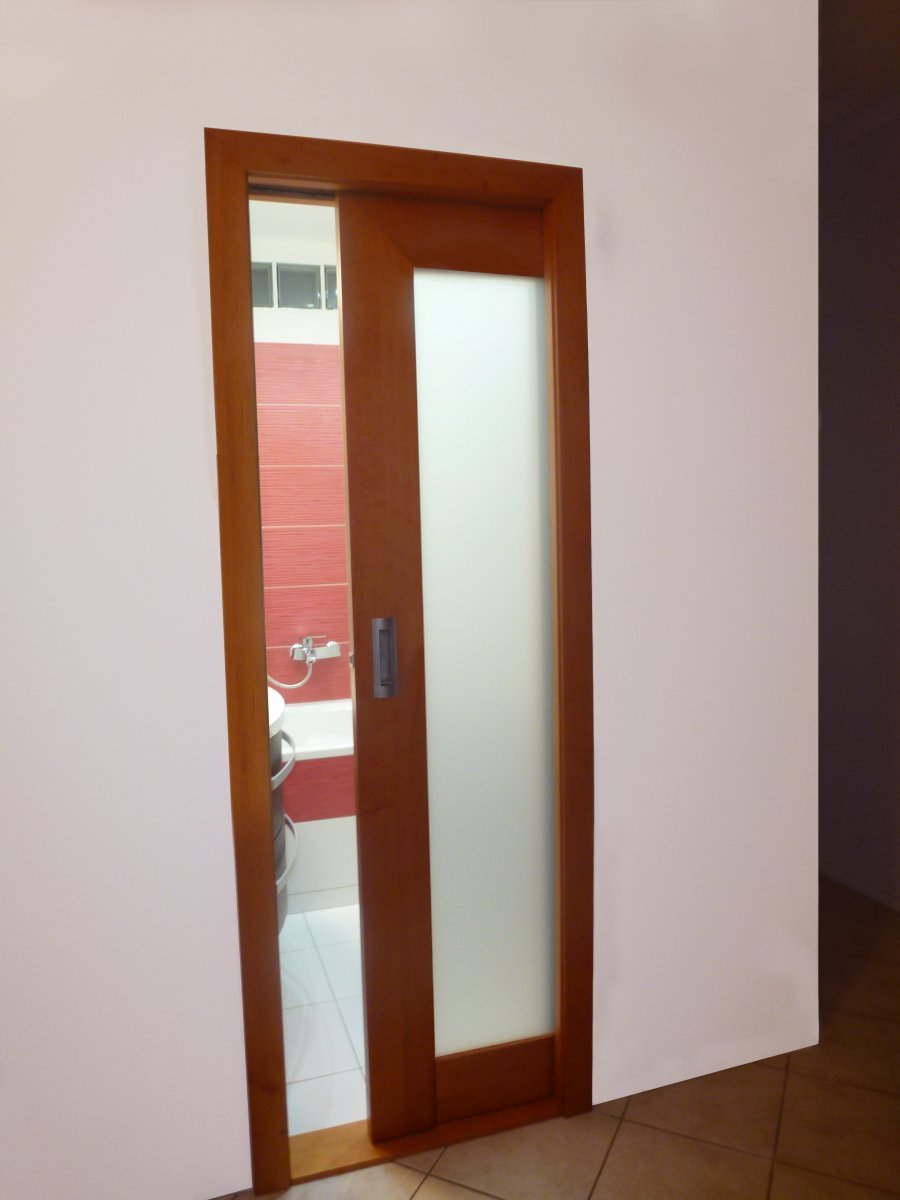 Do malé koupelny jsou pouzdrové posuvné dveře ideálním řešením - šetří místo a nenarušují prostor v koupelně ani na chodbě