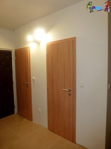 Zděné jádro, dveře v dekoru dřeva| Koupelny-svitavy.cz