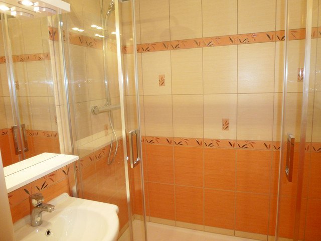 Malá koupelna | Samonosná sprchová vanička SanSwiss Marblemate lze postavit na nožičky i na podlahu | Koupelny-svitavy.cz