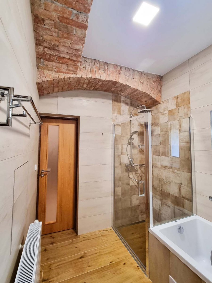 Rekonstrukce - rustikální koupelna s přiznanou stropní klenbou