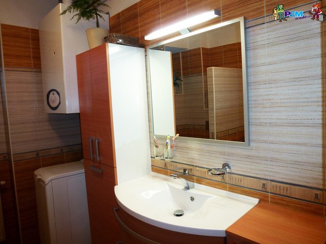 Rekonstrukce koupelny - velké zrcadlo s osvětlením, skříňka s umyvadlem a designovou bateri