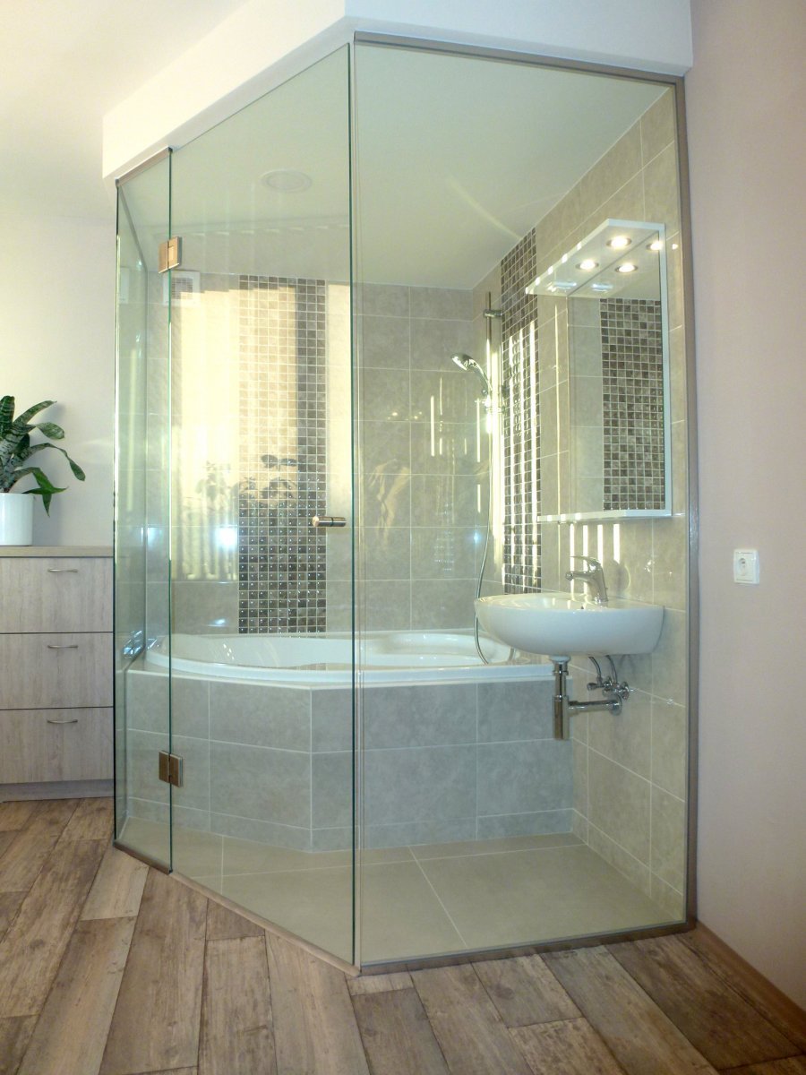 Koupelna v ložnici má zasklení vytvořené na míru - sklo vám vyrobí sklenář nebo firma vyrábějící sprchové kouty | Koupelna-svitavy.cz