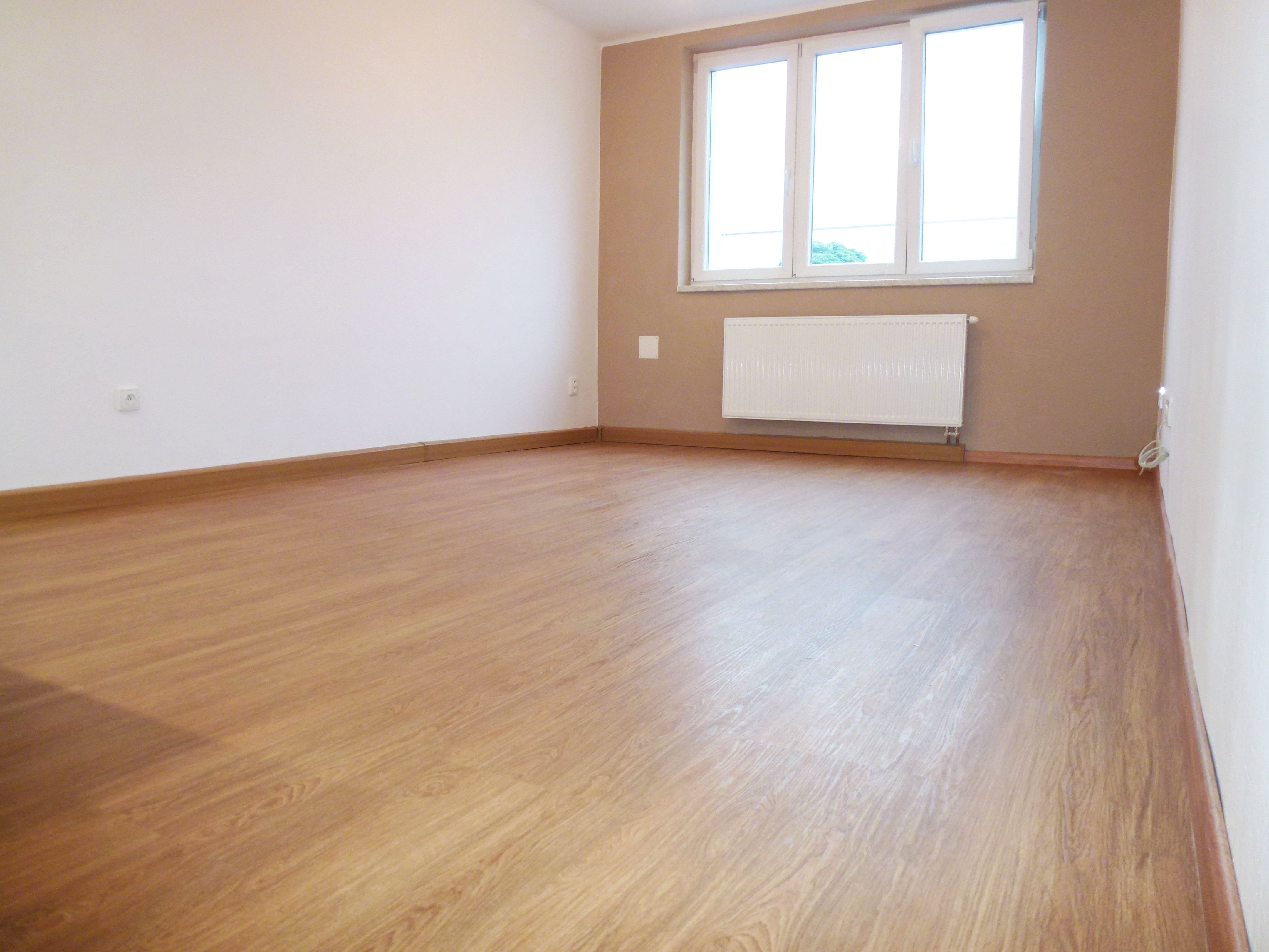 Kávovou barvu jsme zopakovali v obývací části a tím jsme prostor propojili_rekonstrukce bytu 2+kk | Koupelny-svitavy.cz