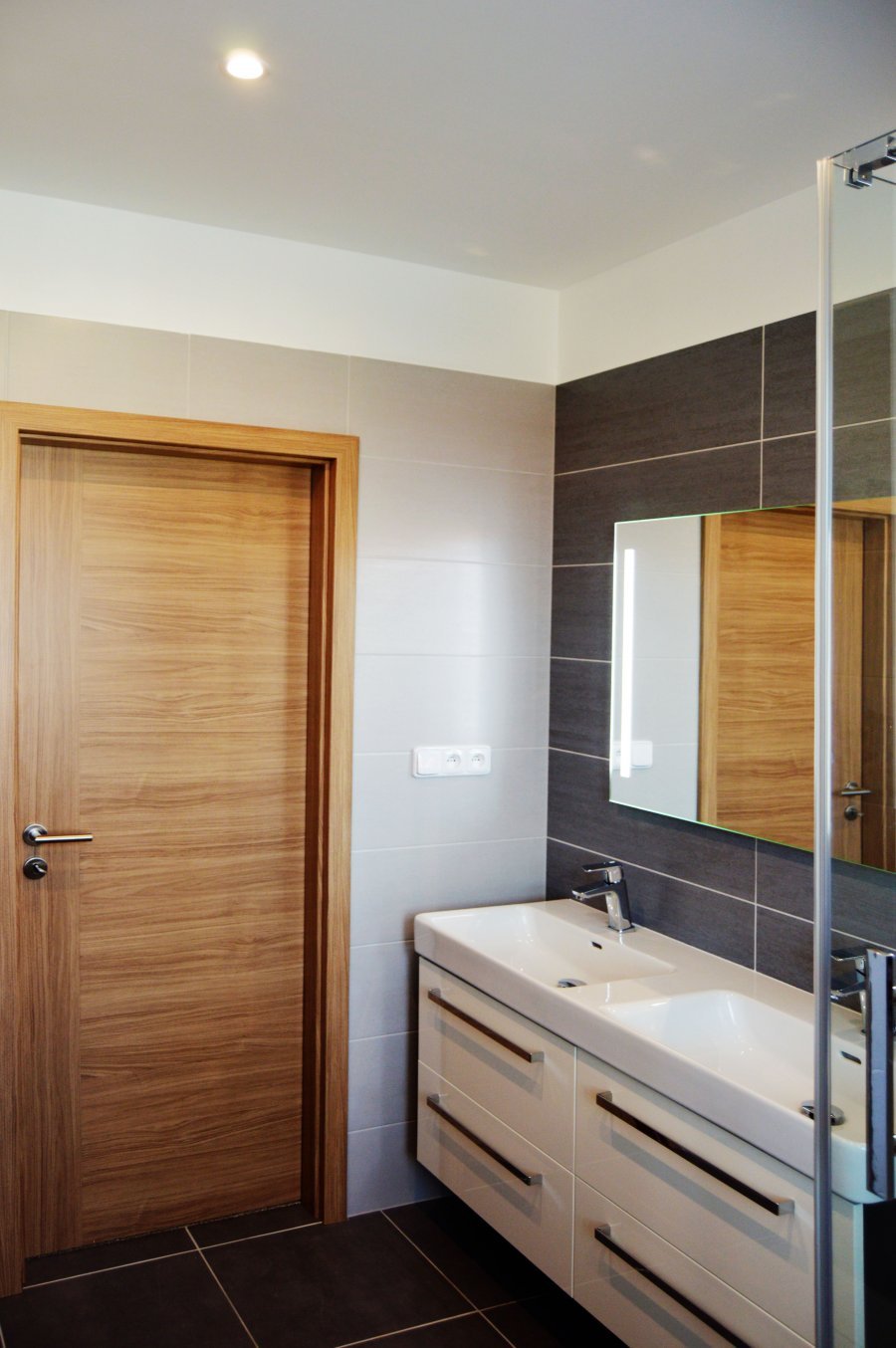 Rekonstrukce koupelny | Koupelnový nábytek je v barvě dle vzorníku RAL Antrazit č.7016 a čelní plochy jsou bílé ve vysokém lesku | Koupelny-svitavy.cz