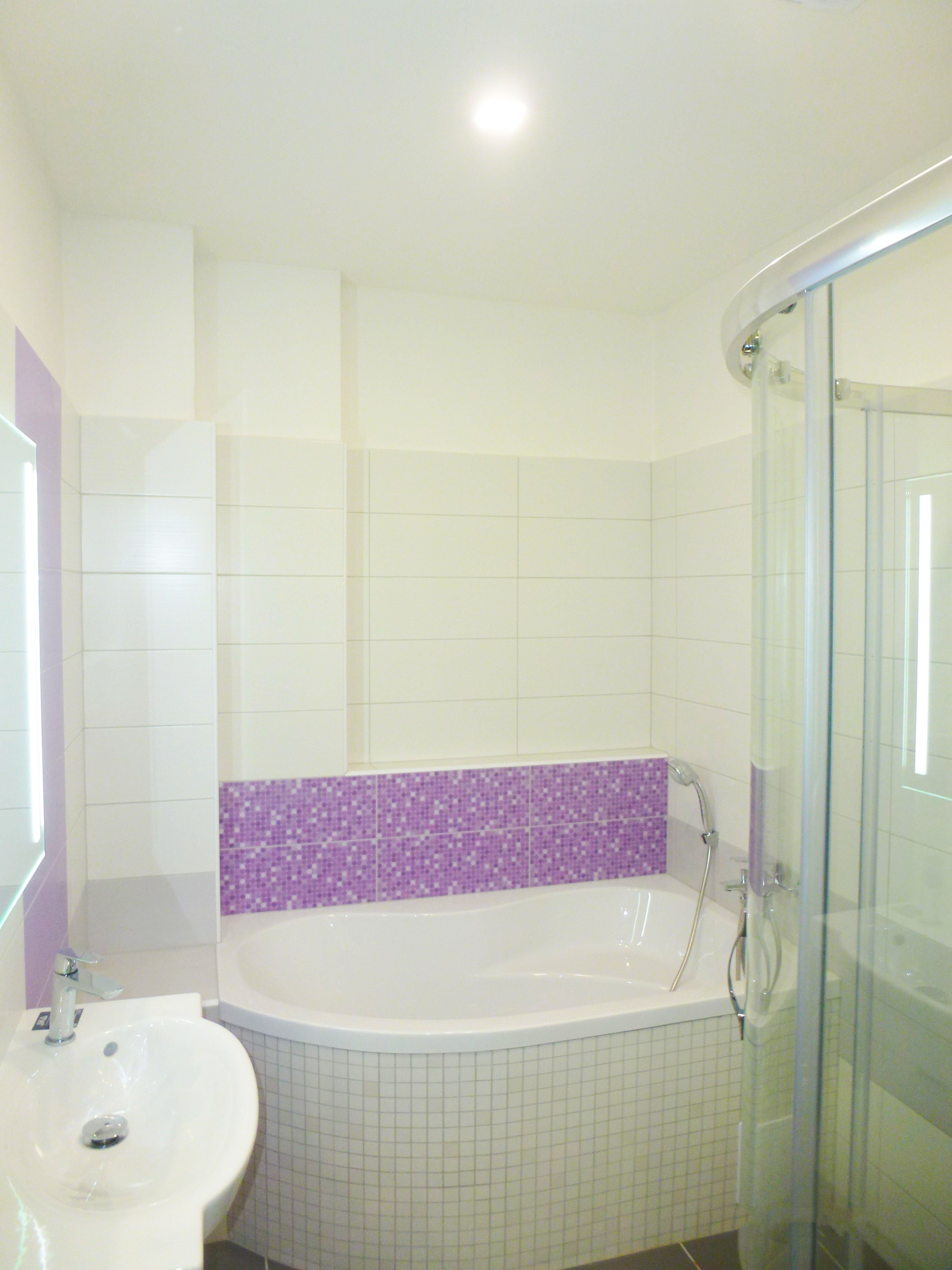 A37 Rekonstrukce koupelny - fialová, bílá, šedá, Svitavy