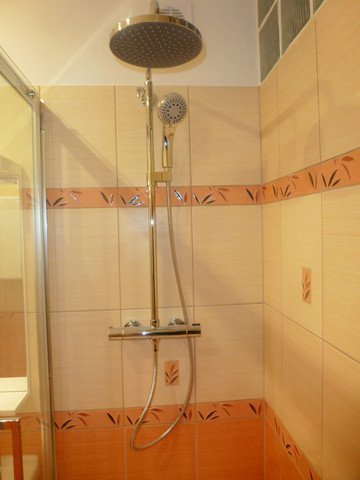 Malá koupelna | Sprchový sloup s termostatickou baterií, která se stará o nekolísavou teplotu vody | Koupelny-svitavy.cz