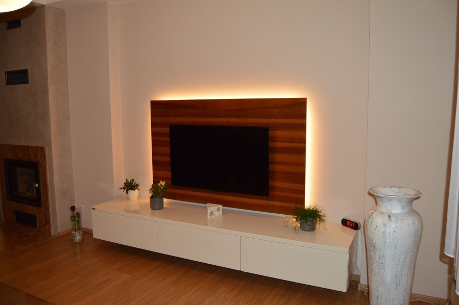 TV stolek s podsvícenou deskou a závěsnou televizí_rekonstrukce domu | Koupelny-svitavy.cz