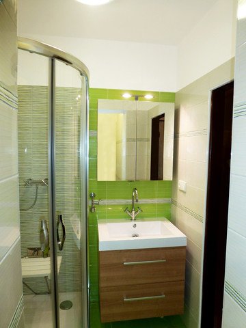 Zelená koupelna | Závěsná koupelnová skříňka Intedoor New York se zrcadlovou skříňkou a baterií Steno Sevila | Koupelny-svitavy.cz