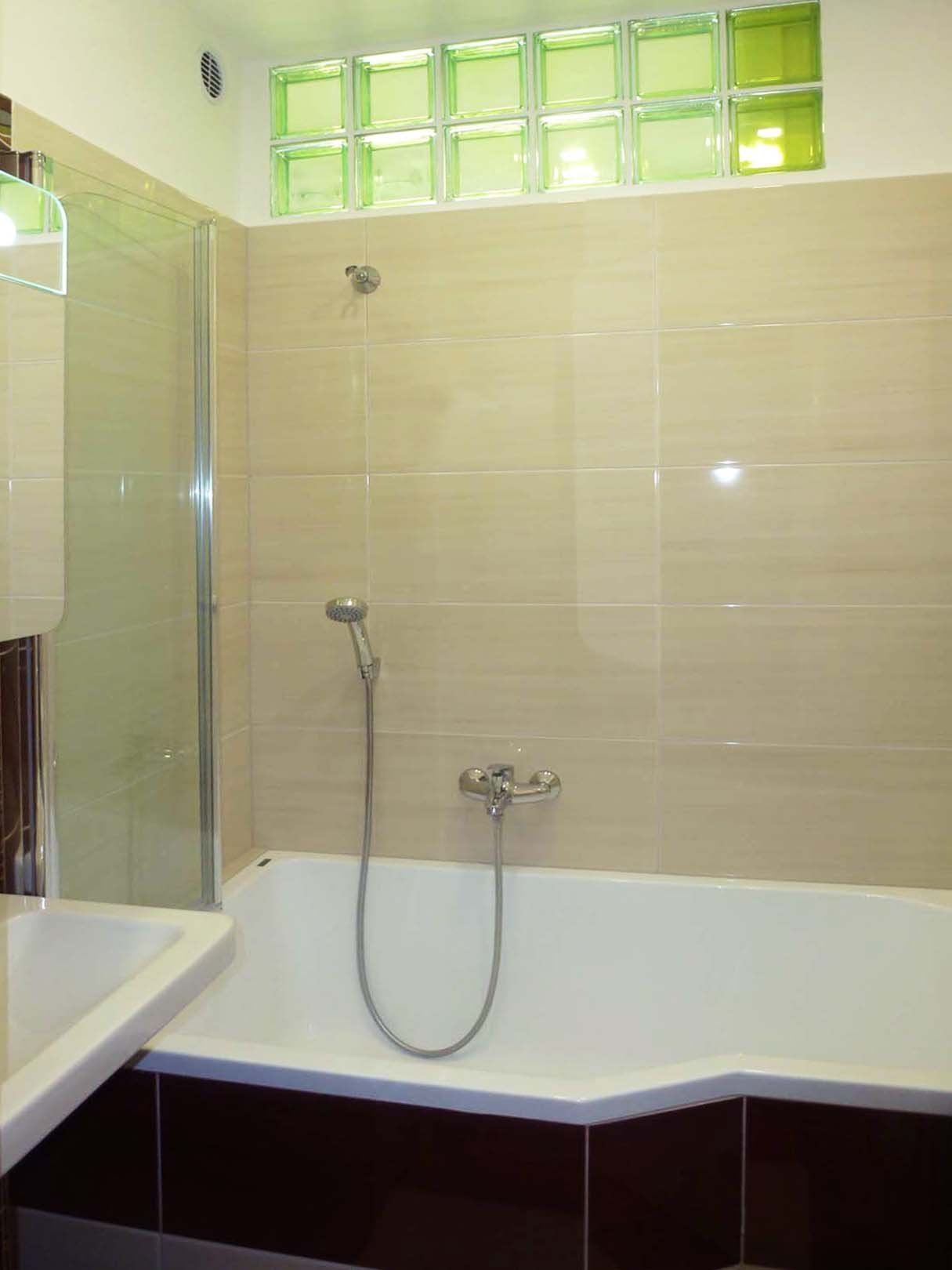 Rekonstrukce koupelny | Asymetrická vana je prostorově úsporná a zároveň dostatečně pohodlná pro koupání i sprchování | Koupelny-svitavy.cz