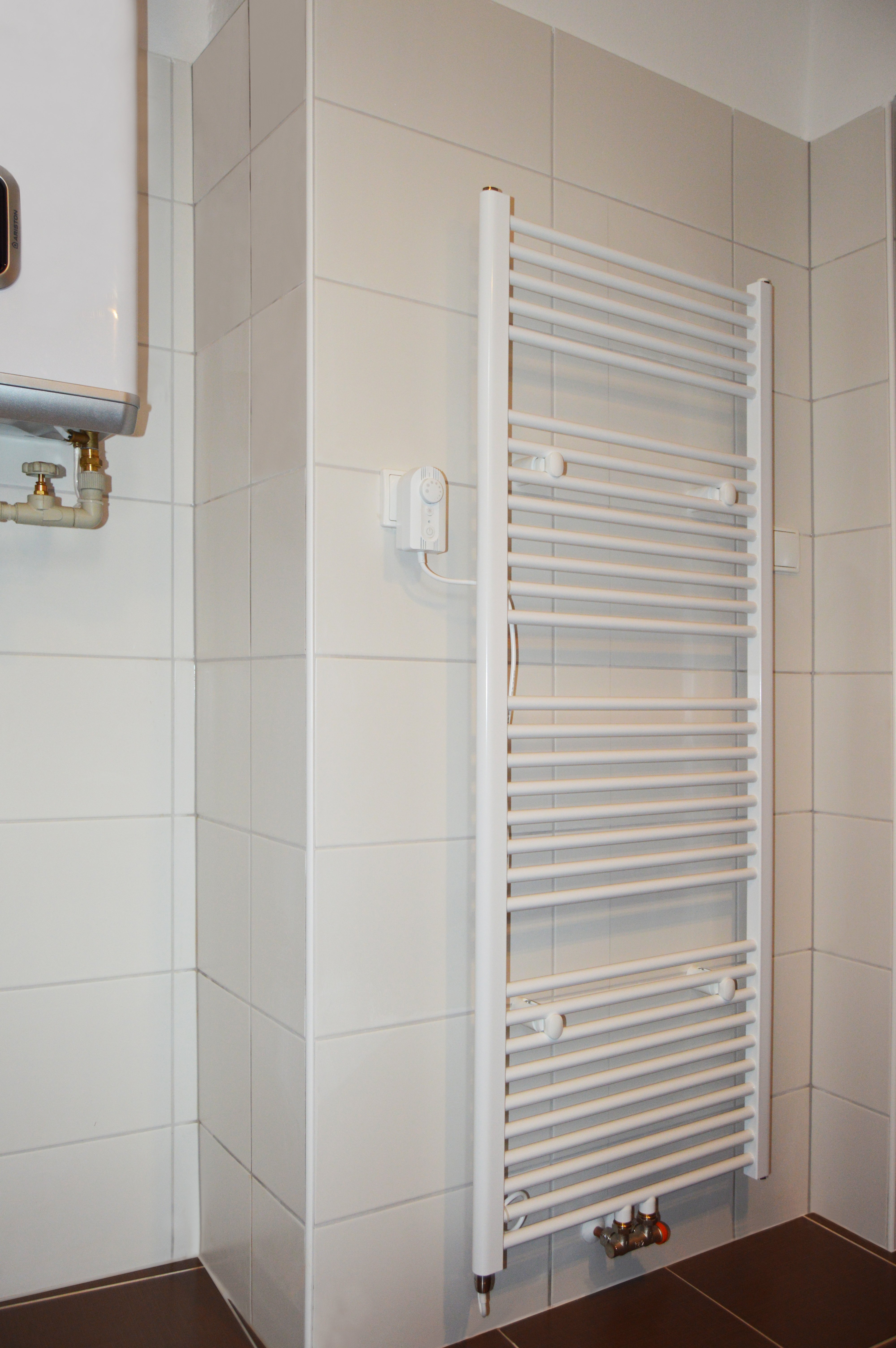 Rekonstrukce koupelny - Zásobníkový elektrický ohřívač vody Ariston Velis VLS 100 je možné instalovat ve svislé i vodorovné pozici a má ECO funkci pro úsporu energie