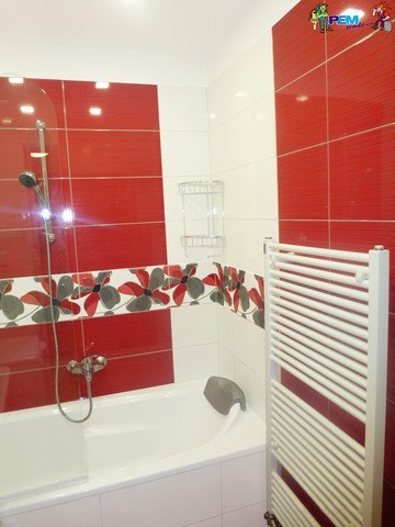 Rekonstrukce malé koupelny - vana se sprchovou zástěnou