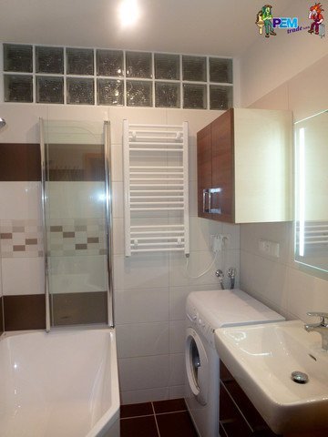 Koupelna je vyhřívaná koupelnovým tělesem Korado Koralux Linear Classic KLC 900.450 v bílé barvě | Koupelny-svitavy.cz