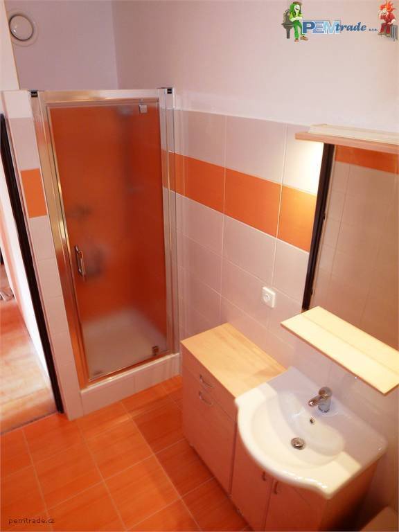 Rekonstrukce koupelny Svitavy. Bílo-oranžová koupelna.